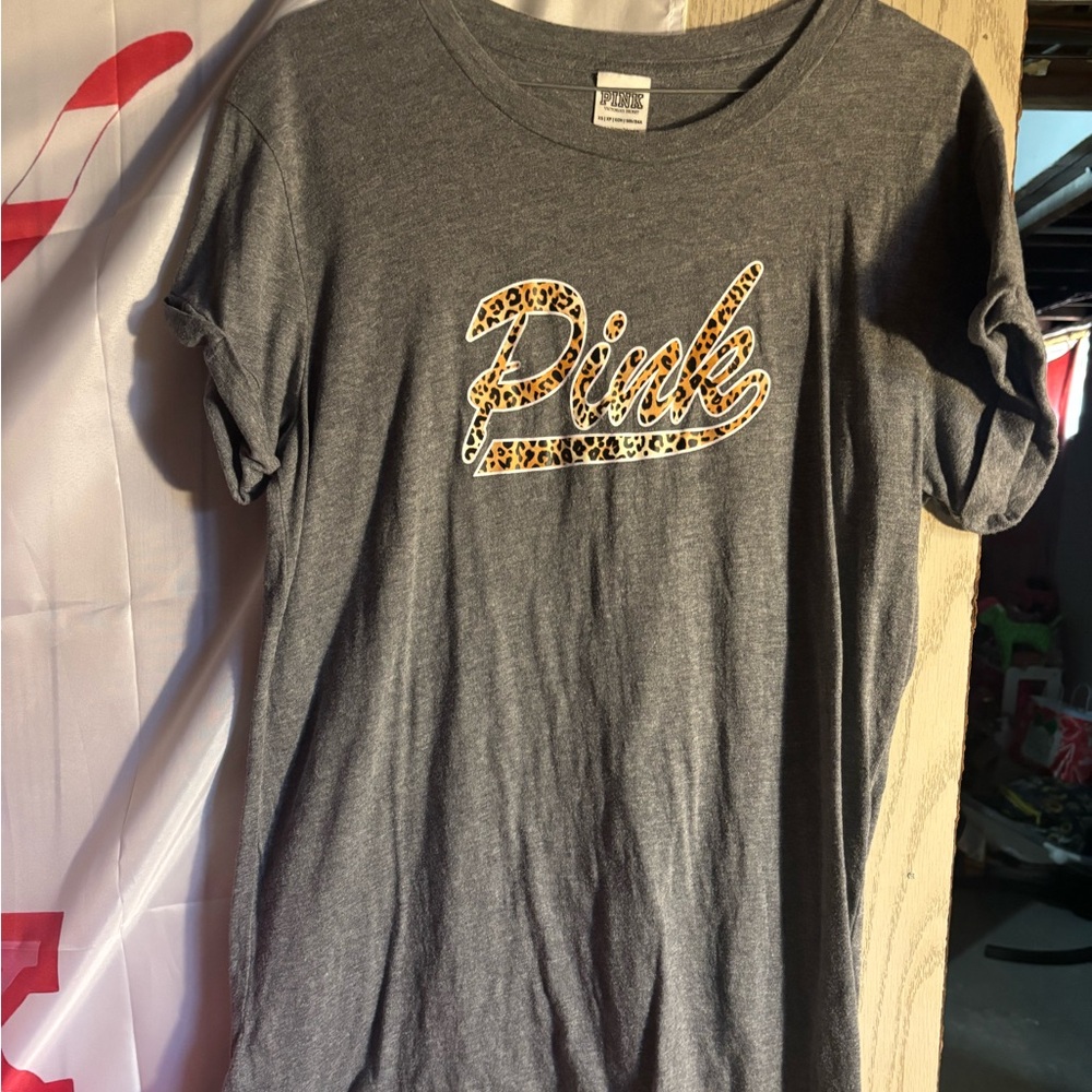 VS PINK SHORT SLEEVE WITH LOGO IN CHEETAH